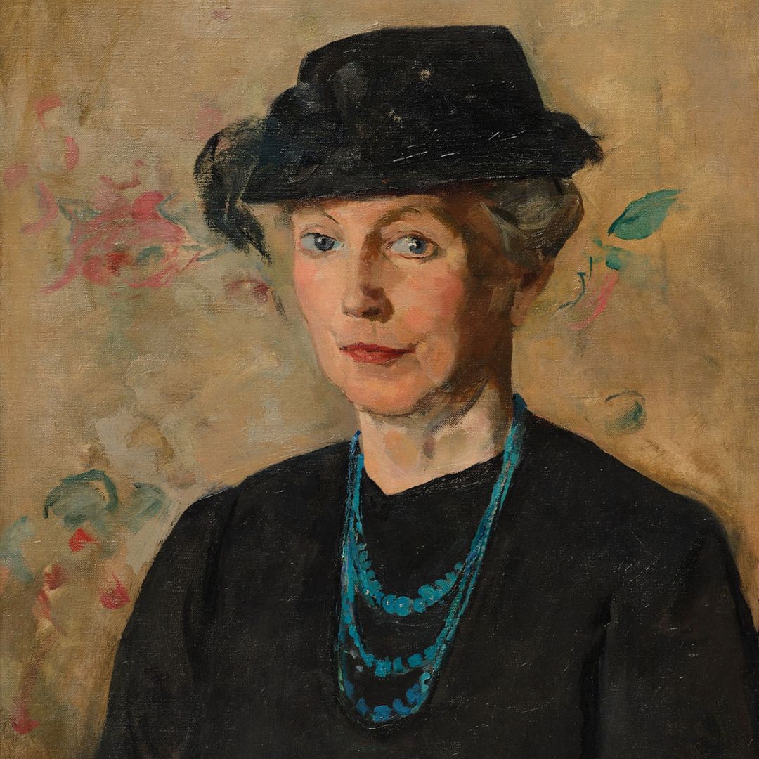 Coba Ritsema, Dame met hoed en blauw collier tegen een behang met florale motieven